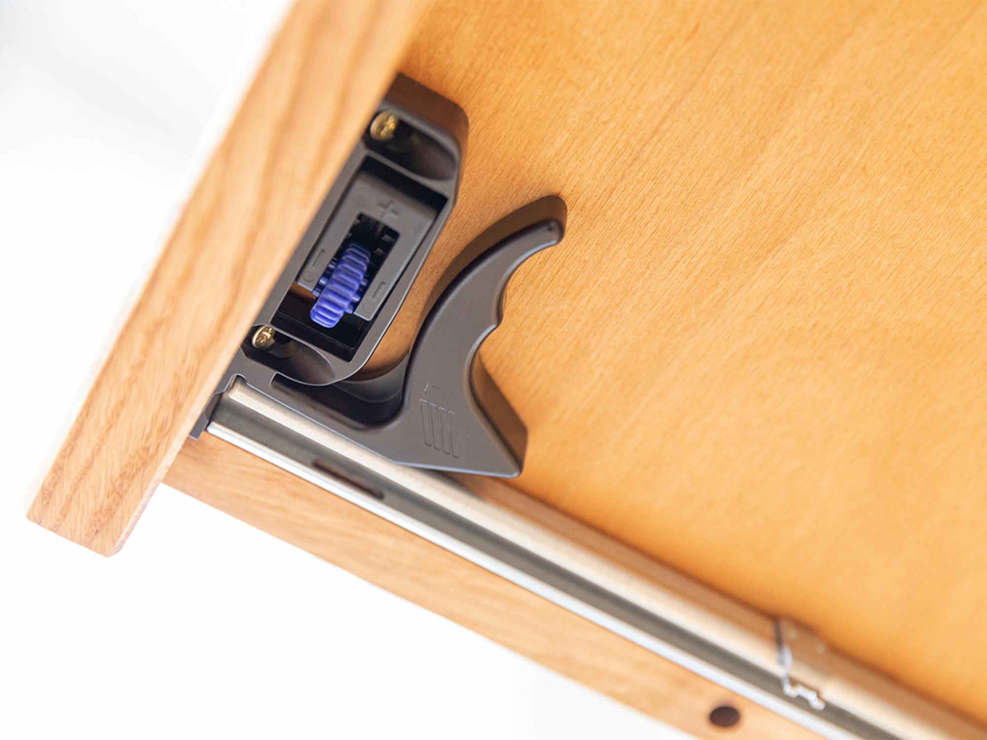 Zbliżenie prowadnicy metalowej w industrialnej szufladzie