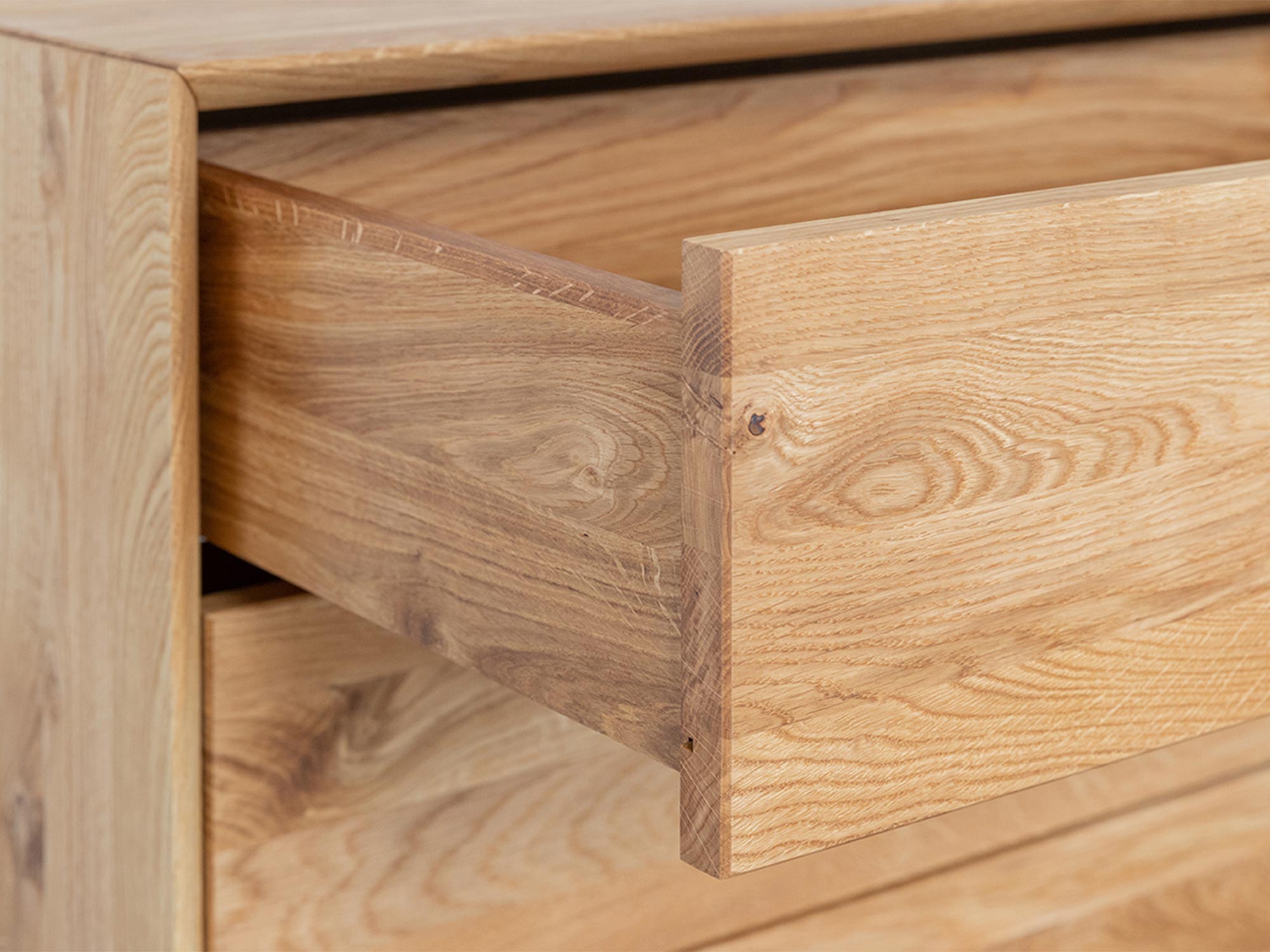 Drewniana szuflada z prowadnicą kulkową w komodzie