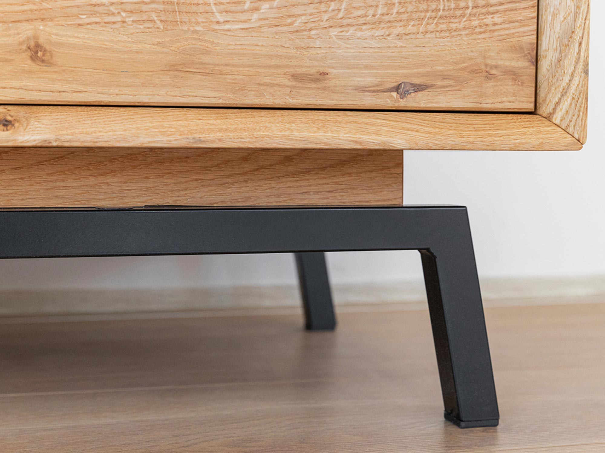 Dębowa komoda RTV z czarną półką i stalową podstawą