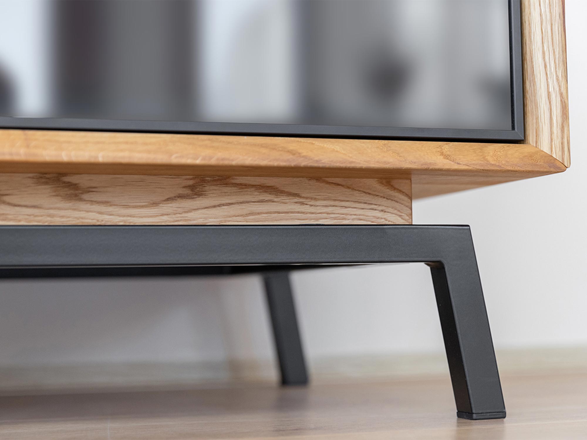 Zaokrąglony cokół białej komody z litego drewna