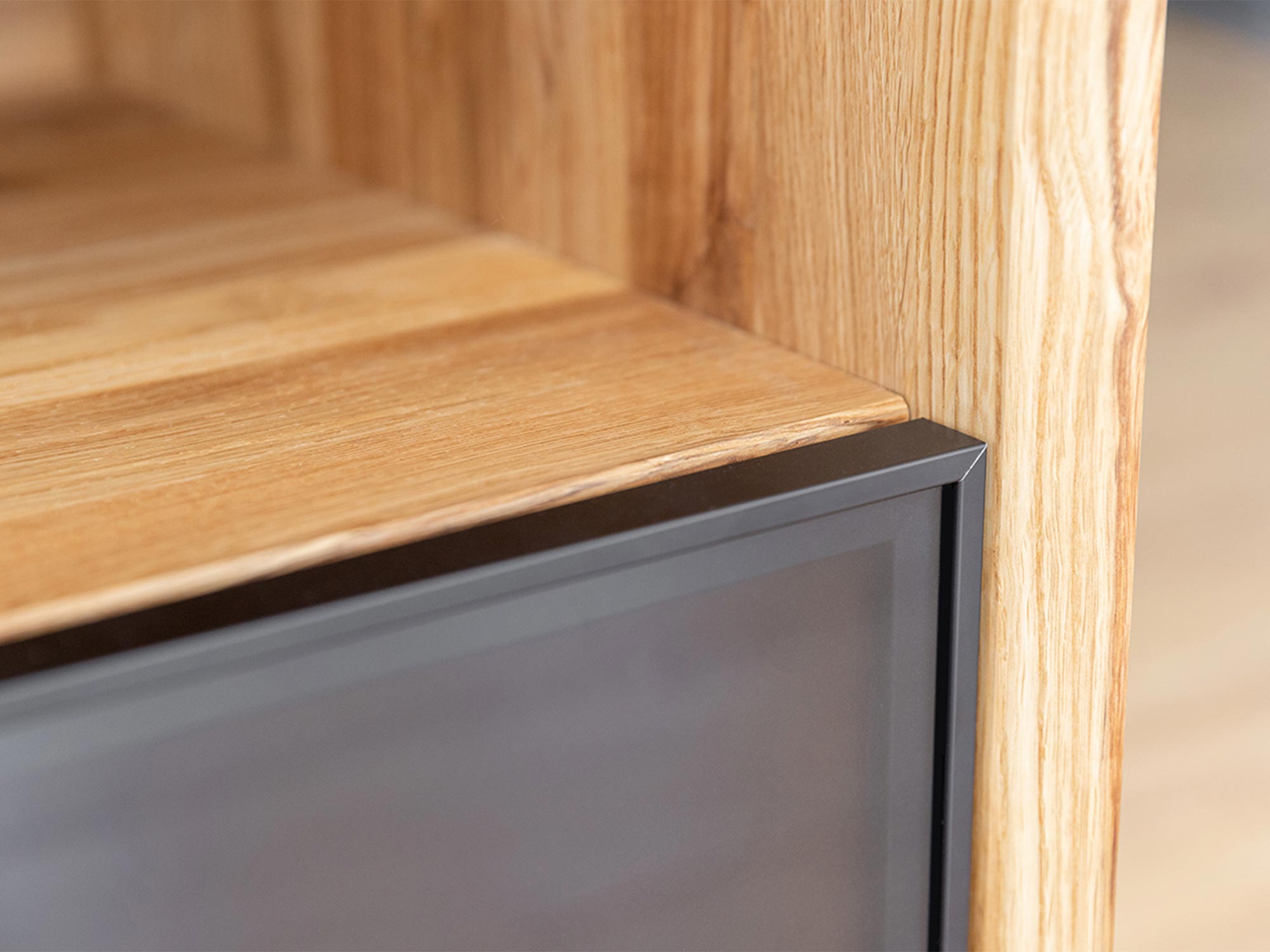 Komoda RTV z otwartą półką i matową czarną taflą