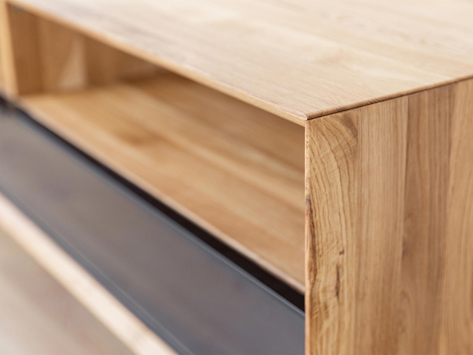 Nowoczesna szafka RTV z drewna z półką i podziałem