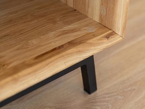 Miniatura 9 - Detail na spojení metalowej nohy a dřevěného desky, moderní styl