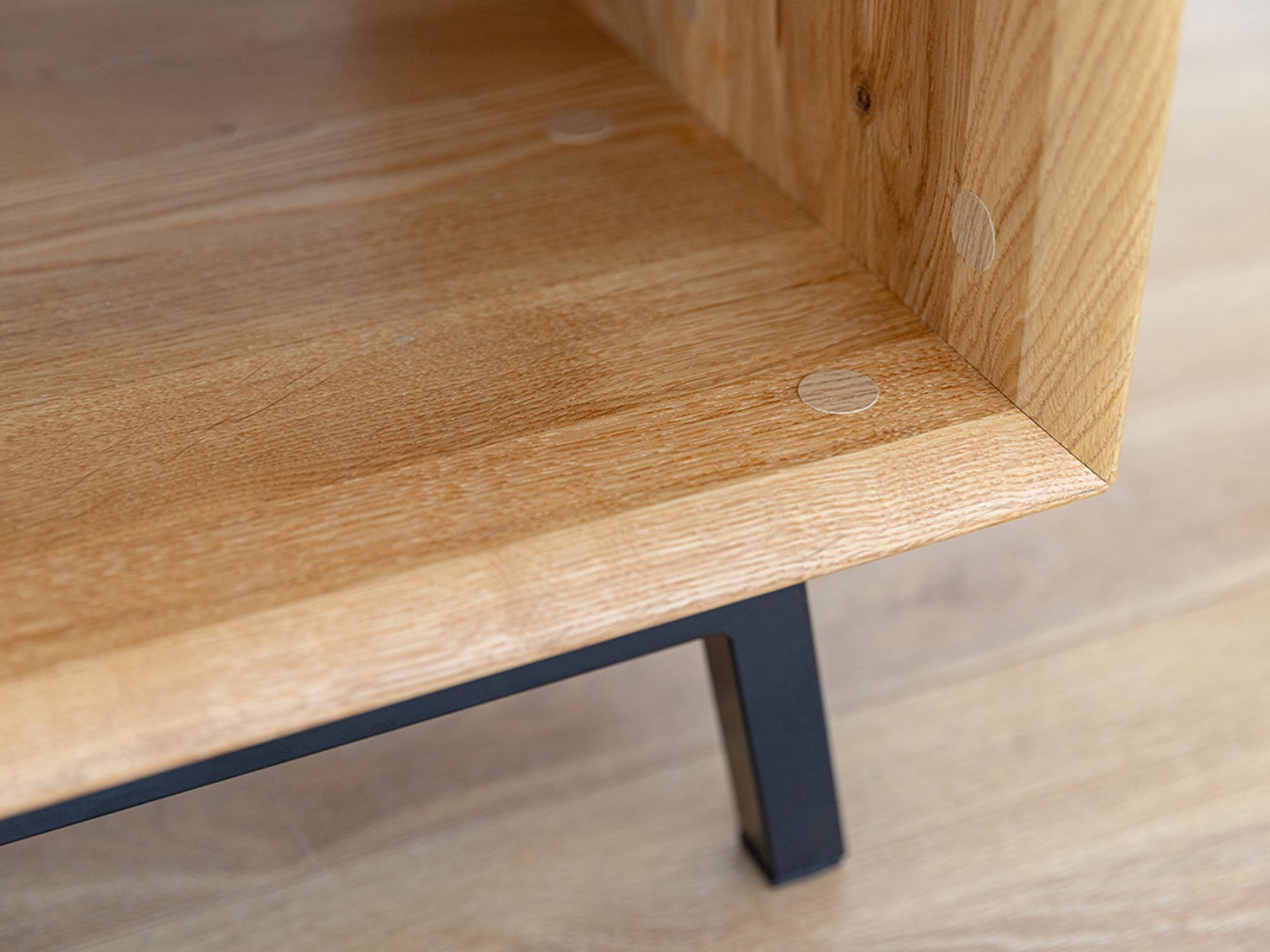 Zbliżenie na połączenie metalowej nogi i drewnianego blatu, nowoczesny styl