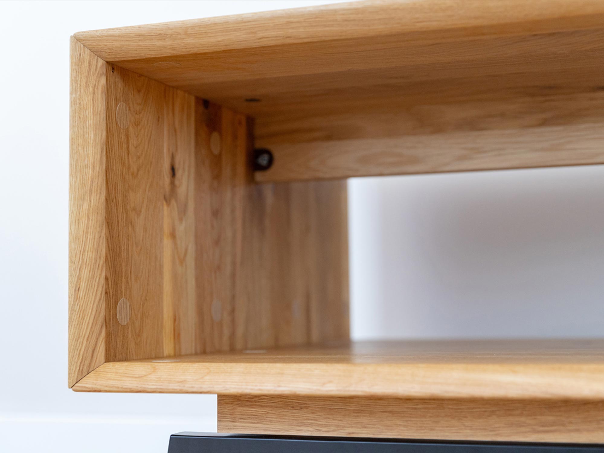 Detal drewnianego blatu z wyraźnym usłojeniem, naturalne wykończenie