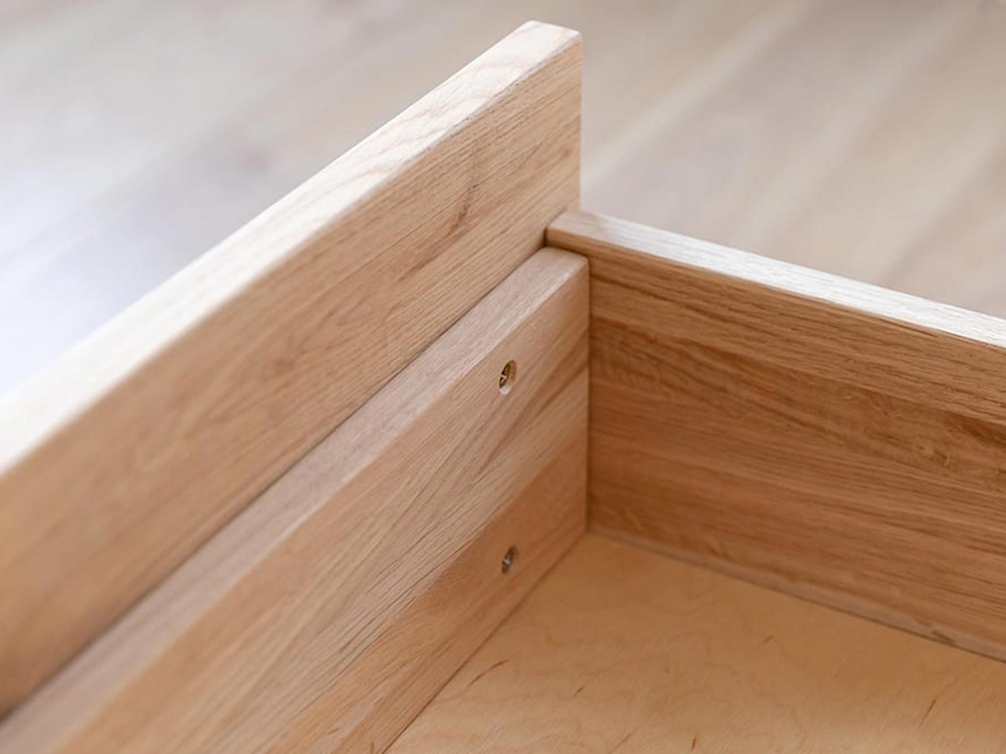 Widok boczny konstrukcji szuflady w stoliku z drewna