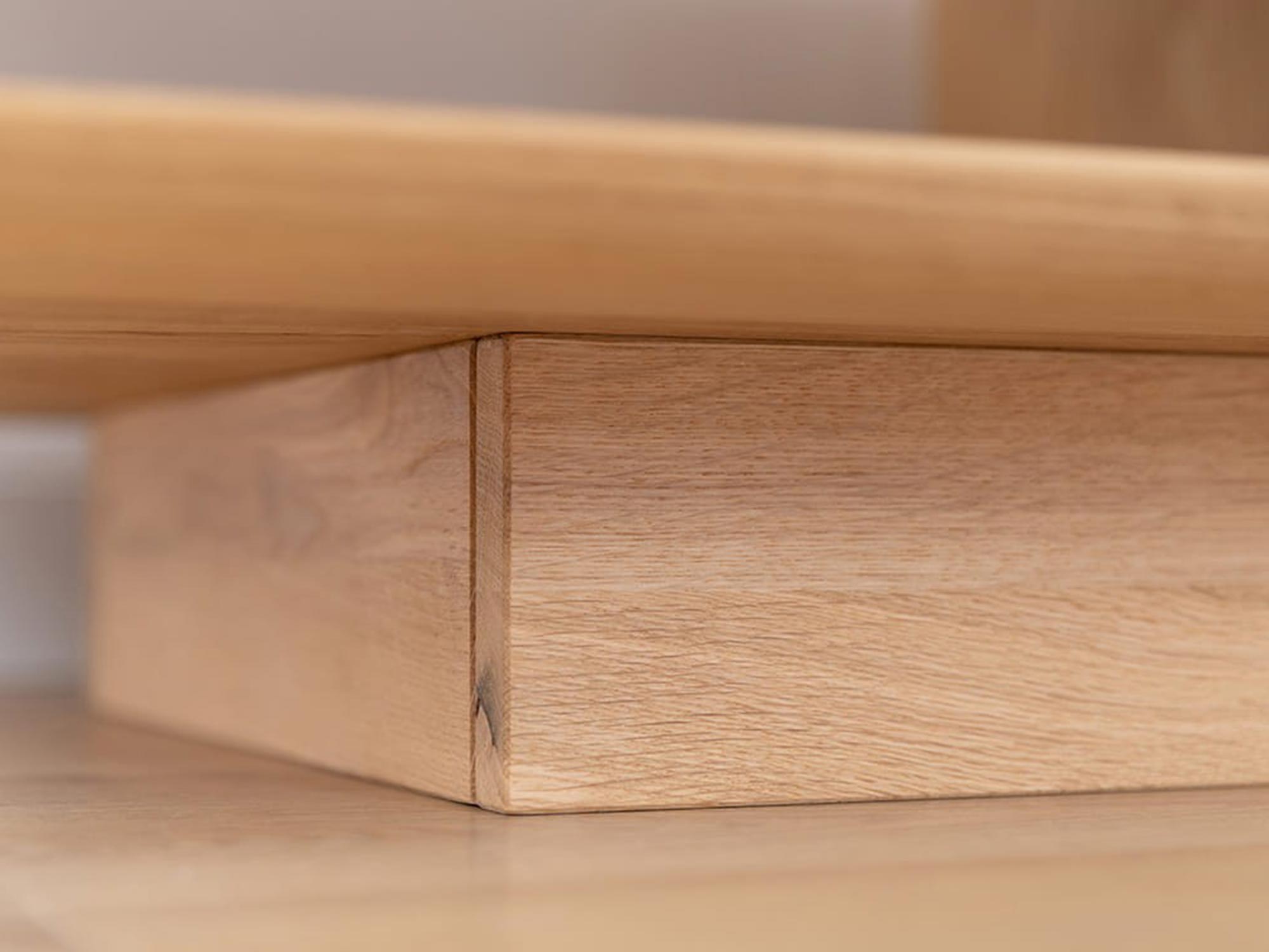 Zbliżenie na podparcie blatu dębowego stolika kawowego