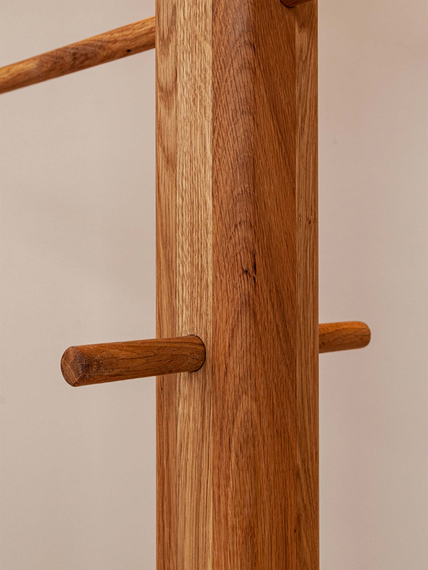 Wieszak stojący z drewna z trzema drążkami na ubrania