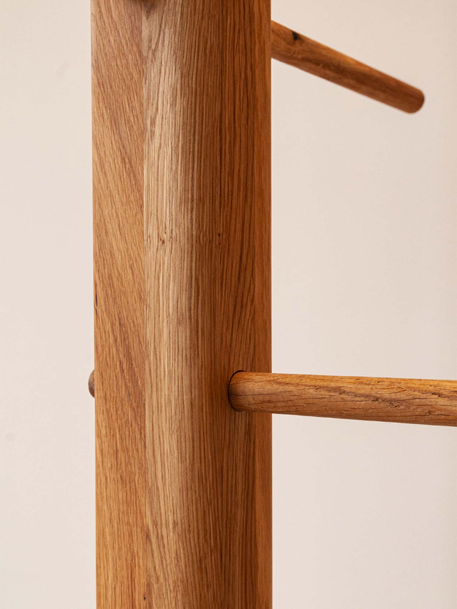 Ławka do przedpokoju z półką i klasycznym blatem dębowym