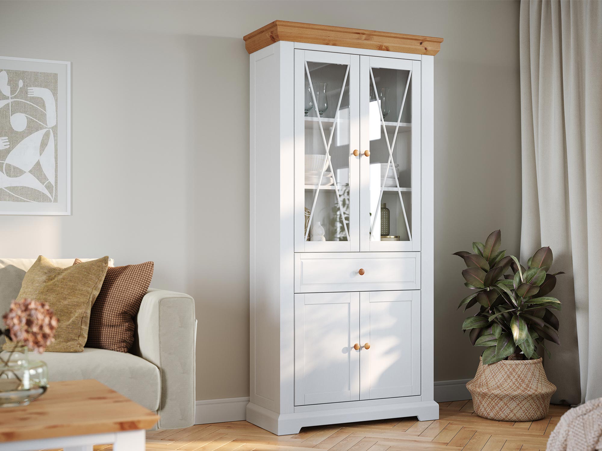 Stylowa witryna z krzyżowymi szprosami na tle beżowej ściany