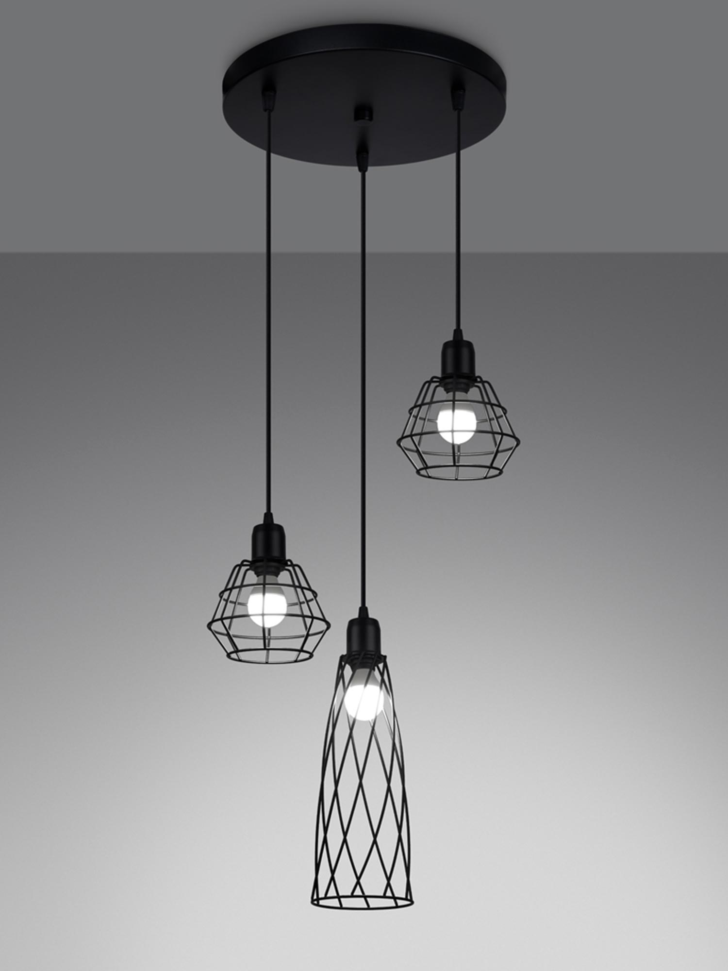 Trzy druciane lampy wiszące z czarnymi oprawami Trzy druciane lampy wiszące z czarnymi oprawami