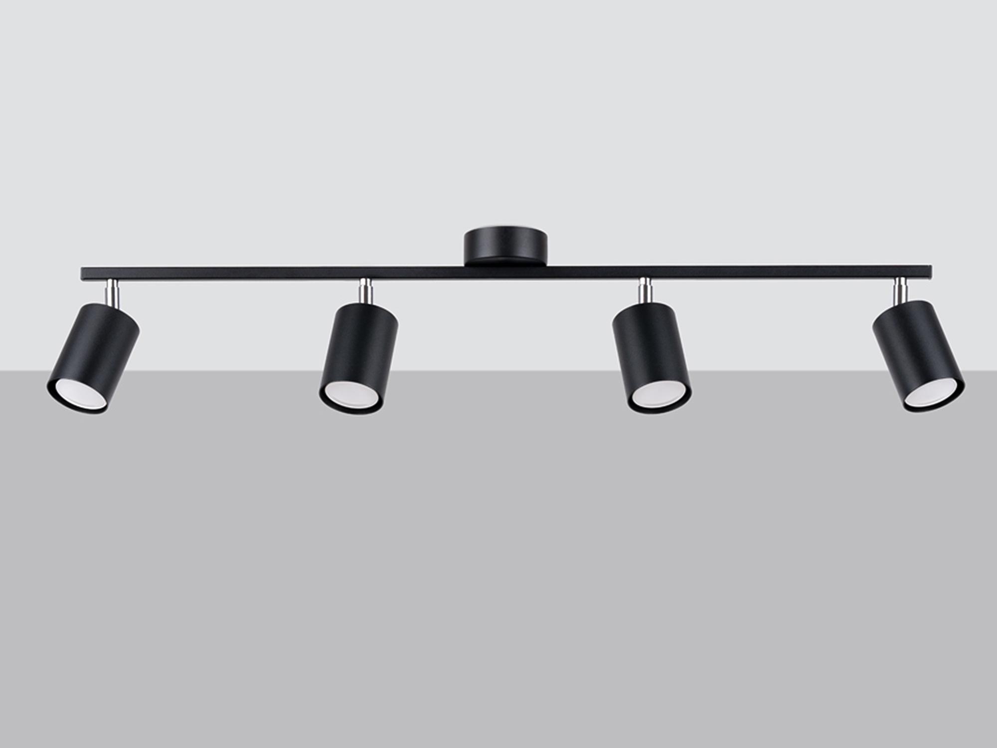 Czarny elegancki plafon z czteroma reflektorami na białym tle Czarny elegancki plafon z czteroma reflektorami na białym tle