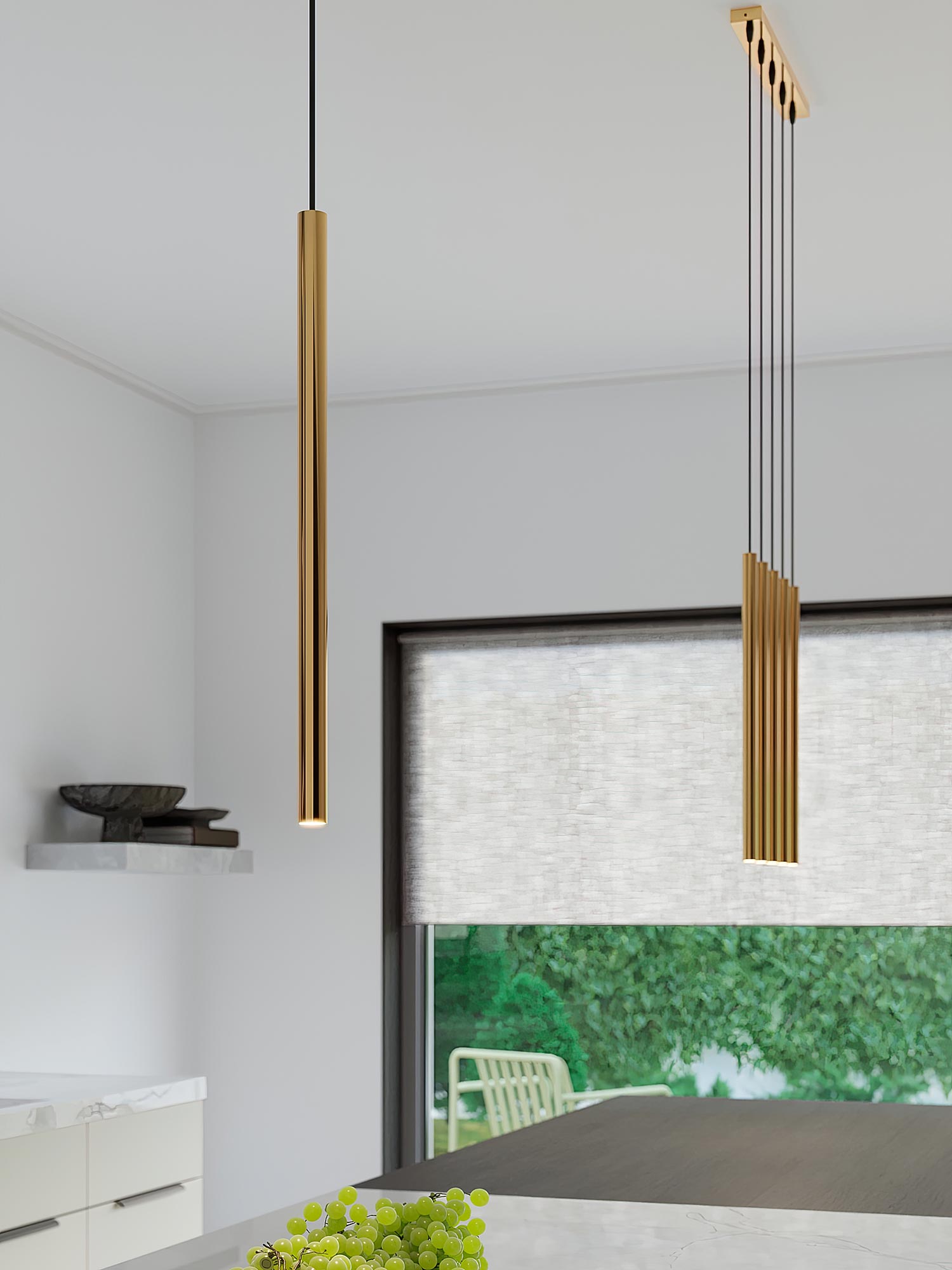 Złota lampa wisząca tubowa nad oknem kuchennym Złota lampa wisząca tubowa nad oknem kuchennym