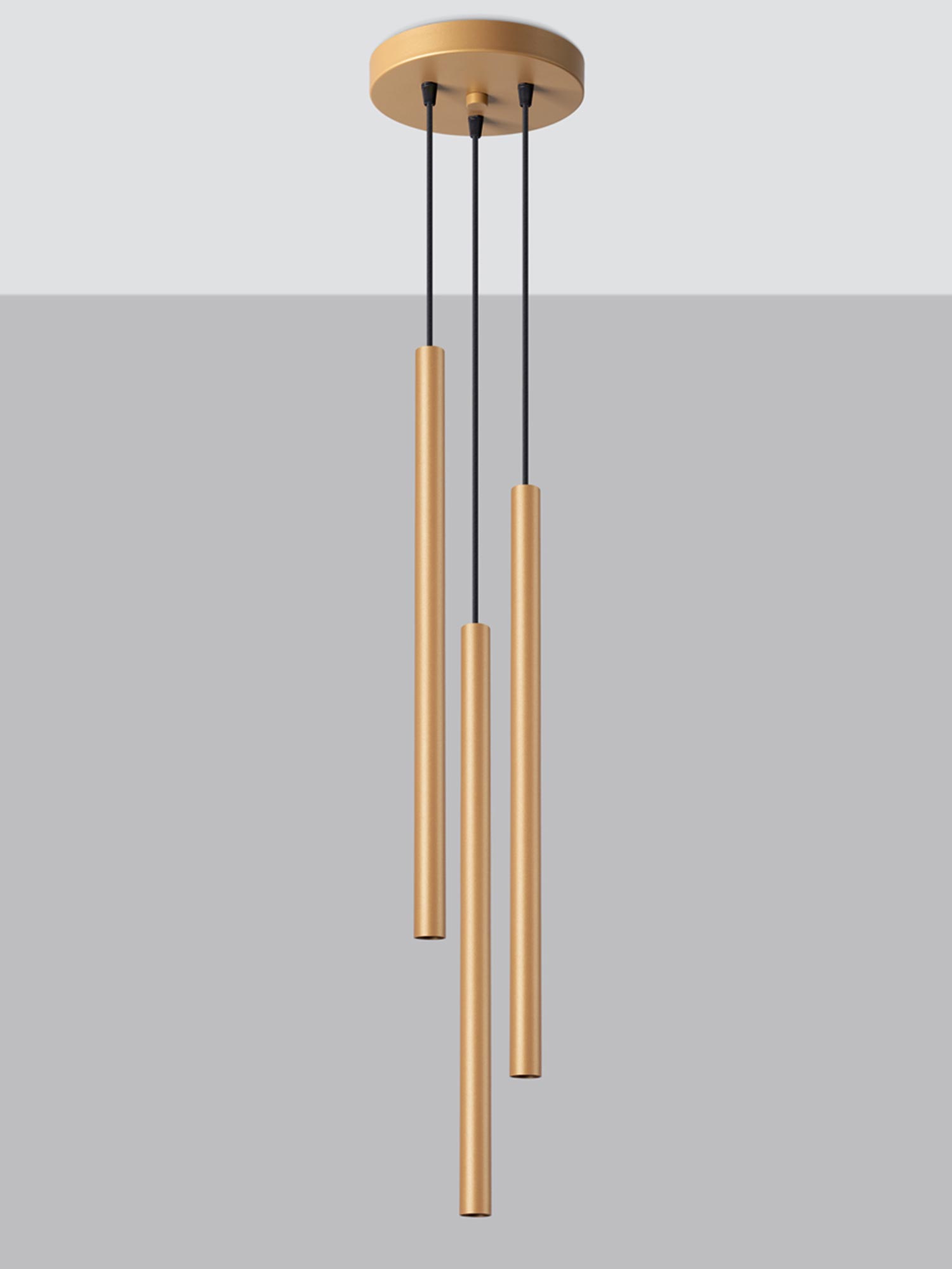 Zestaw trzech złotych tub LED zawieszonych kaskadowo Zestaw trzech złotych tub LED zawieszonych kaskadowo