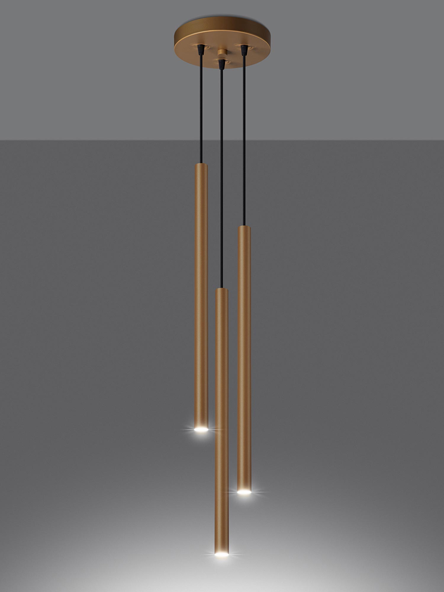 Złote tuby LED z czarnymi przewodami na tle szarej ściany Złote tuby LED z czarnymi przewodami na tle szarej ściany