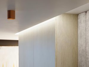 Miniaturka 6 - Korytarz z zabudową i sufitową lampą tubową LED w złotym kolorze