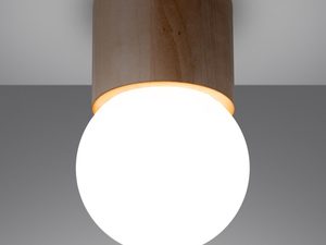 Miniaturka 2 - Lampa sufitowa z kulą LED zamontowana na tle szarej ściany