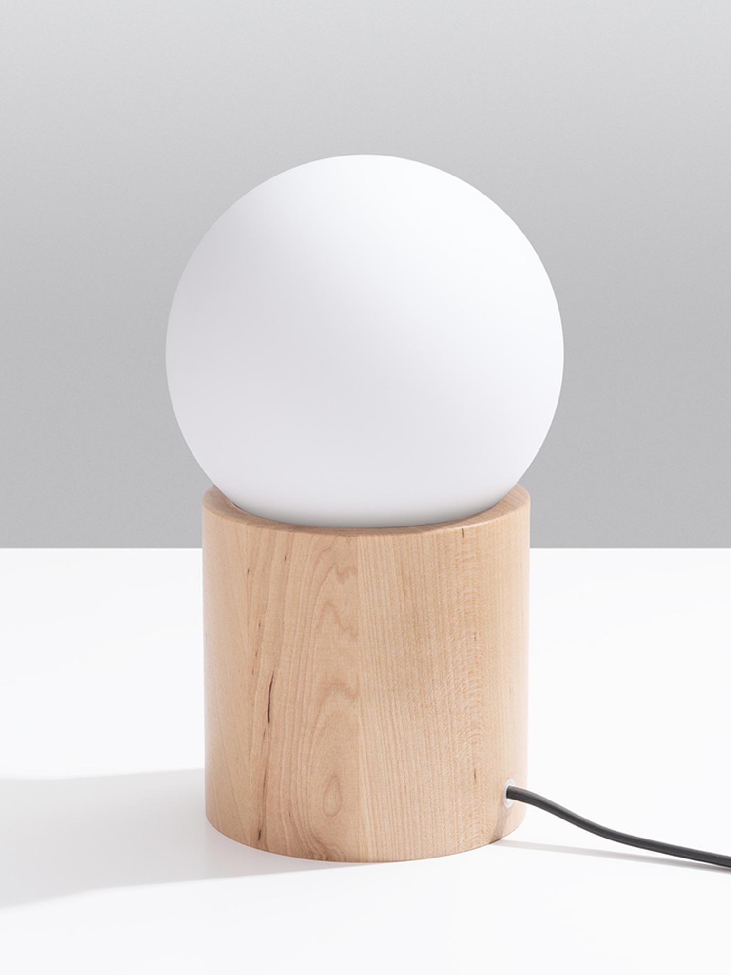 Lampka stołowa z naturalnego drewna i białą kulą Lampka stołowa z naturalnego drewna i białą kulą