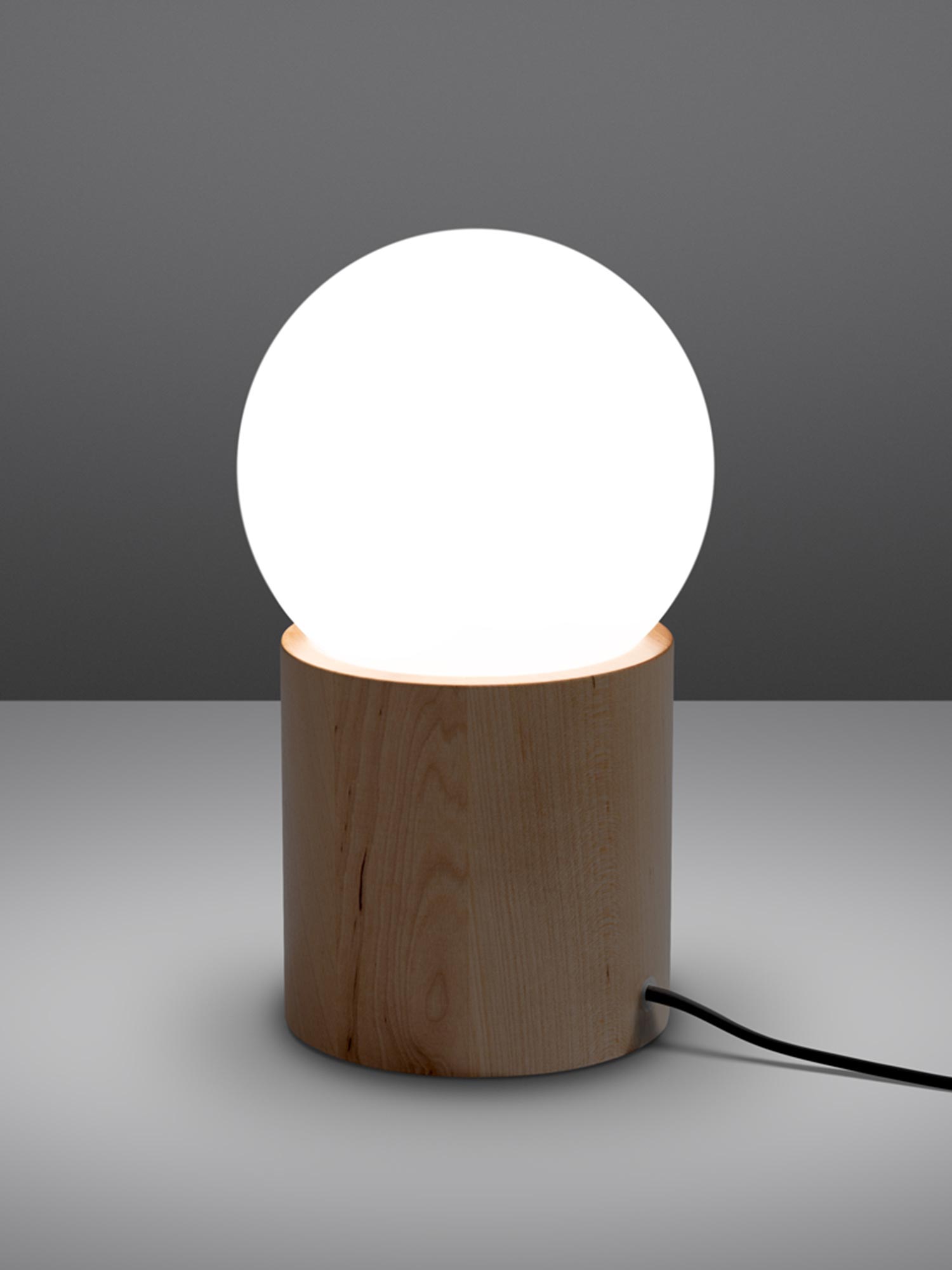 Drewniana lampka nocna z kulistym kloszem LED Drewniana lampka nocna z kulistym kloszem LED