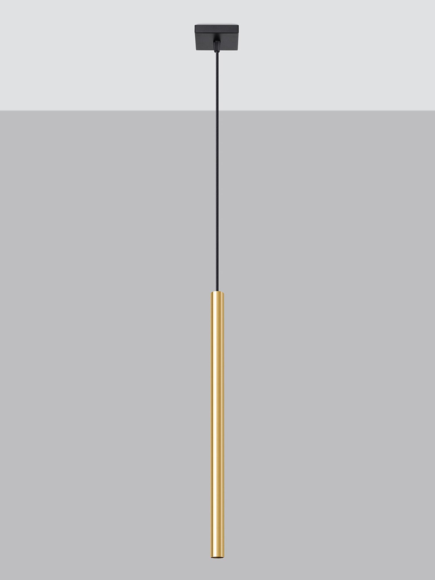 Pojedyncza złota lampa LED zawieszona w minimalistycznym wnętrzu Pojedyncza złota lampa LED zawieszona w minimalistycznym wnętrzu