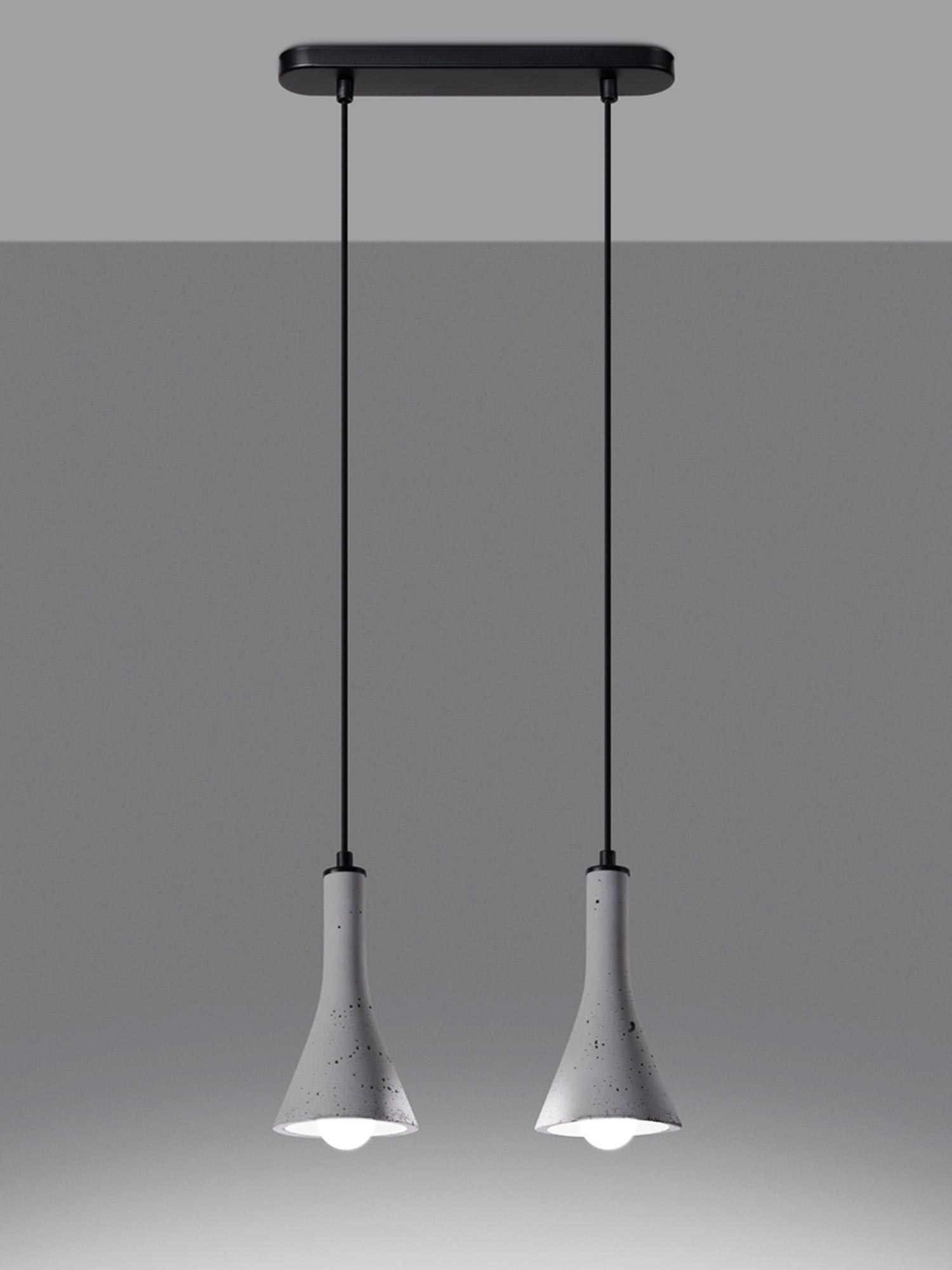 Betonowe klosze wiszące w ciemnym industrialnym wnętrzu Betonowe klosze wiszące w ciemnym industrialnym wnętrzu