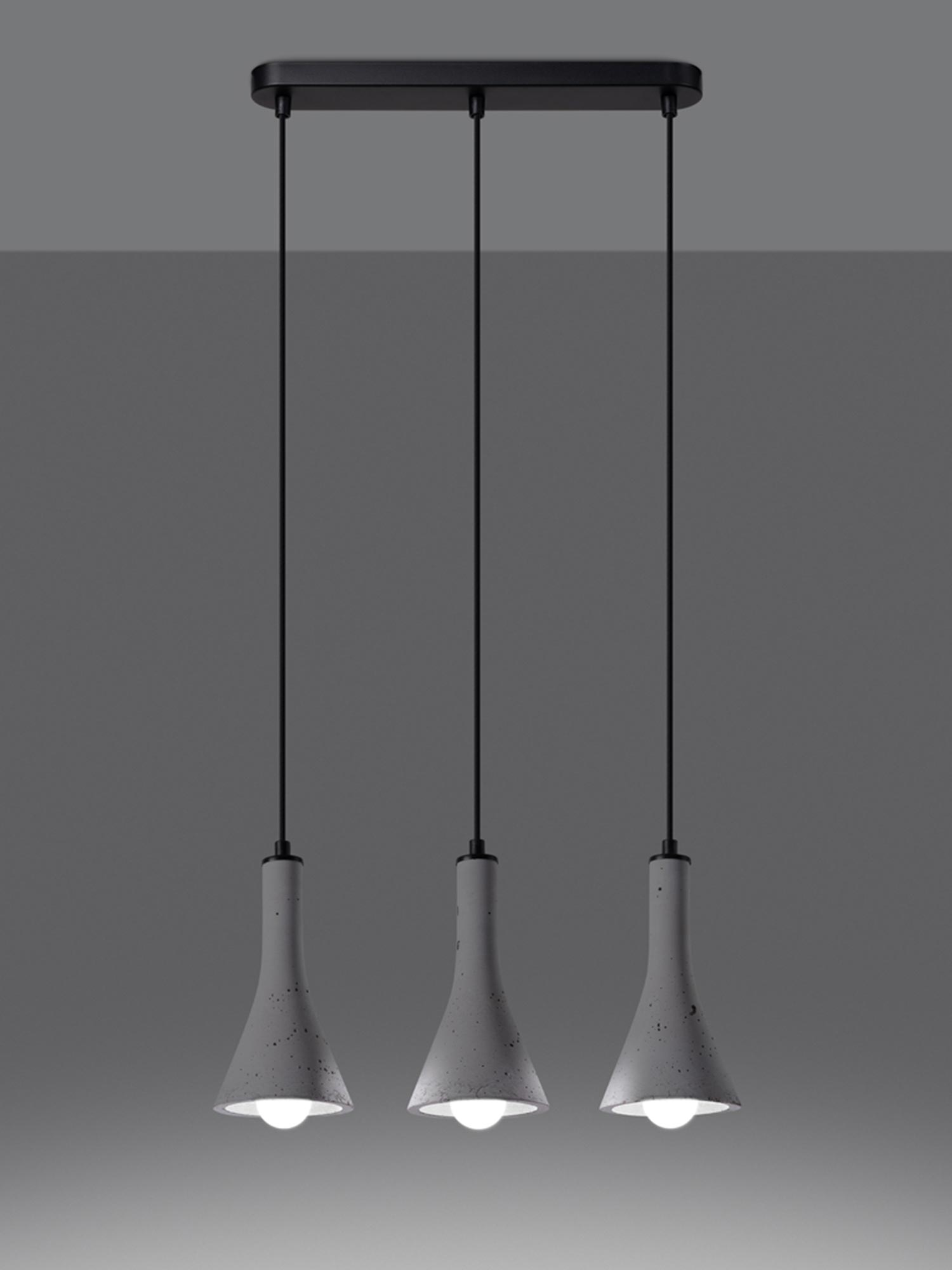 Surowe betonowe klosze wiszące w ciemnym wnętrzu, styl minimalistyczny Surowe betonowe klosze wiszące w ciemnym wnętrzu, styl minimalistyczny