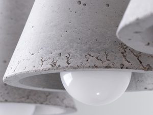 Miniaturka 4 - Zbliżenie na detal wykończenia klosza betonowego lampy
