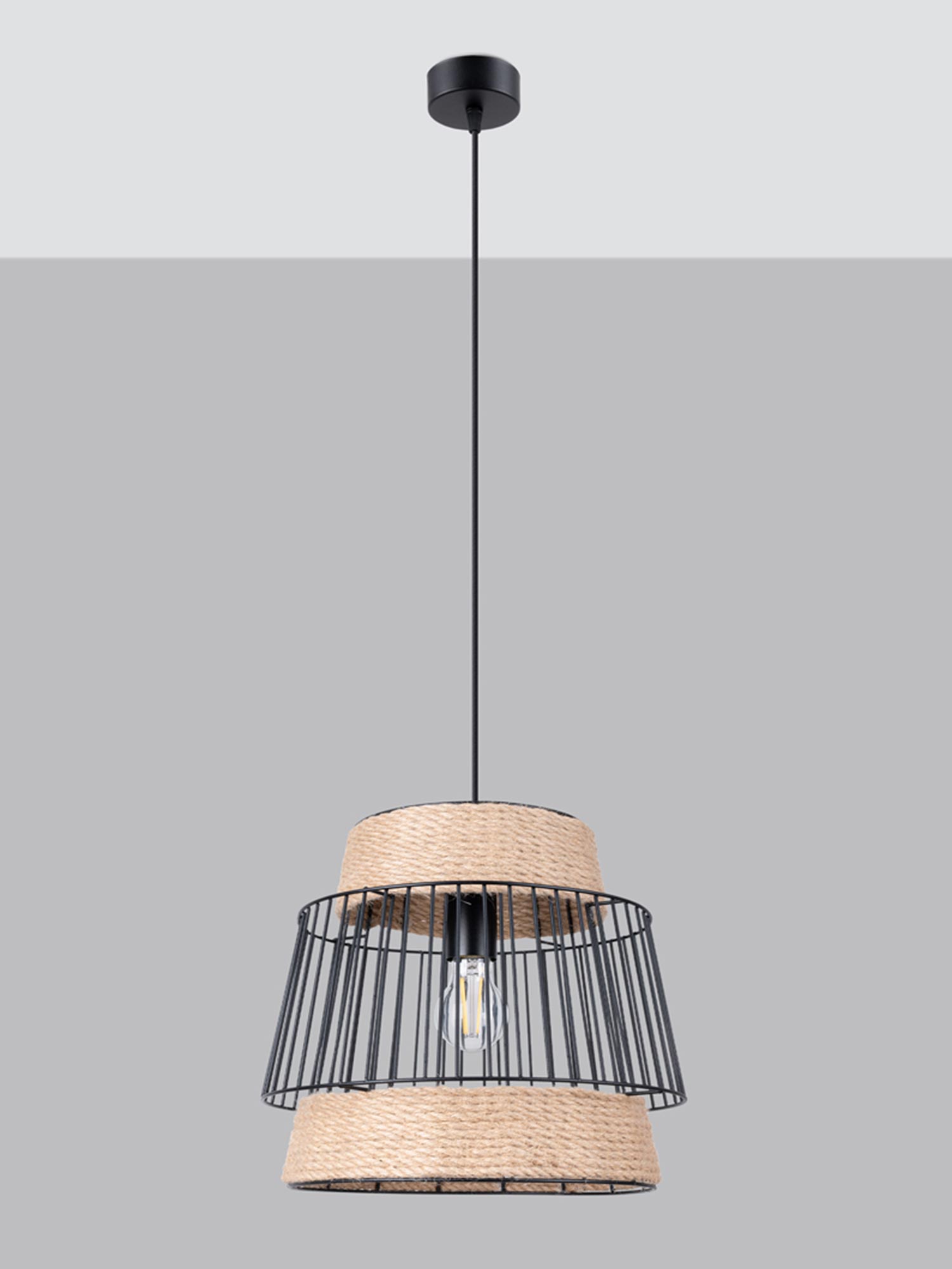 Lampa z plecionym kloszem w stylu boho Lampa z plecionym kloszem w stylu boho