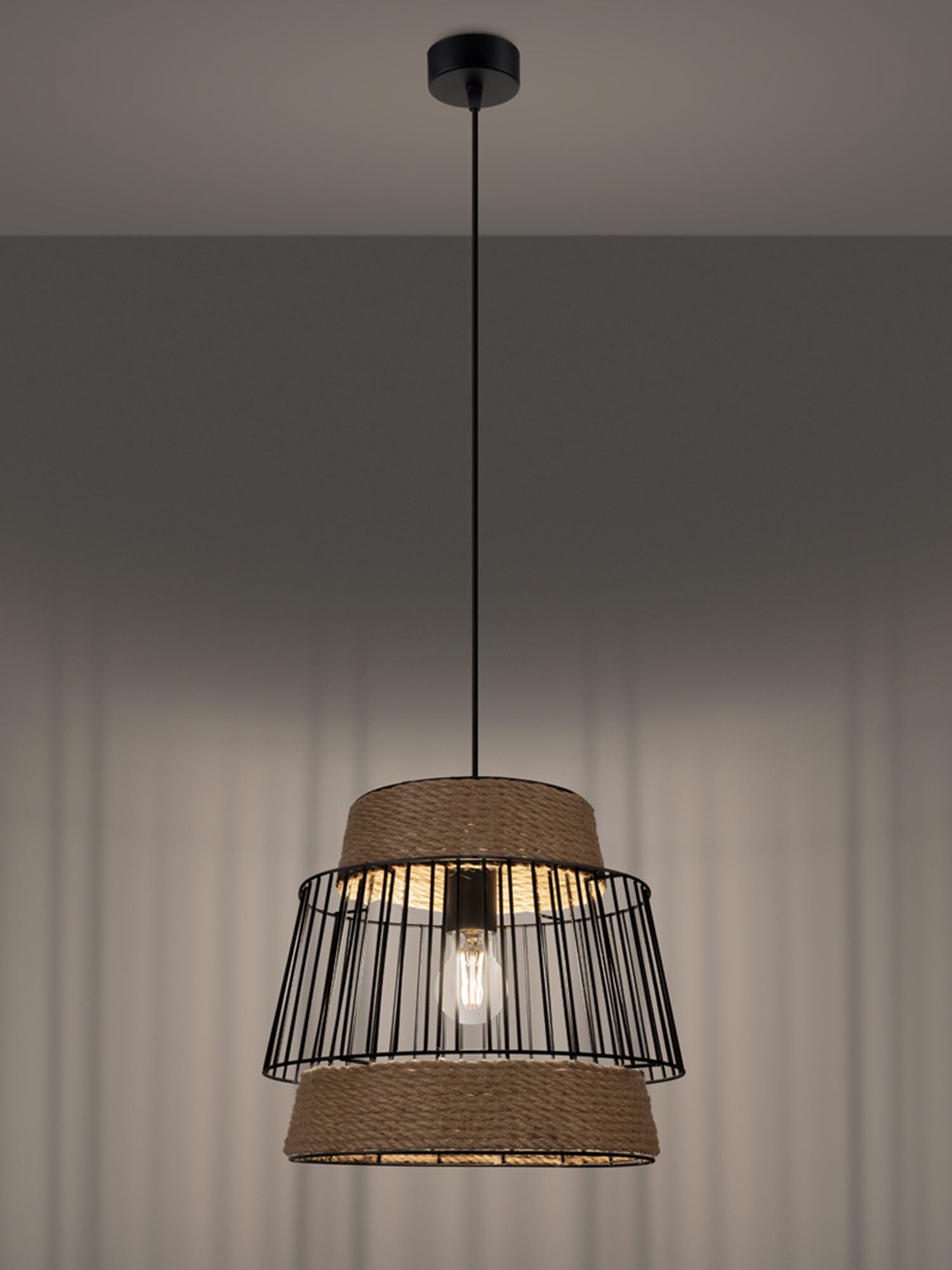 Zbliżenie na naturalną plecionkę jutową na kloszu lampy Zbliżenie na naturalną plecionkę jutową na kloszu lampy