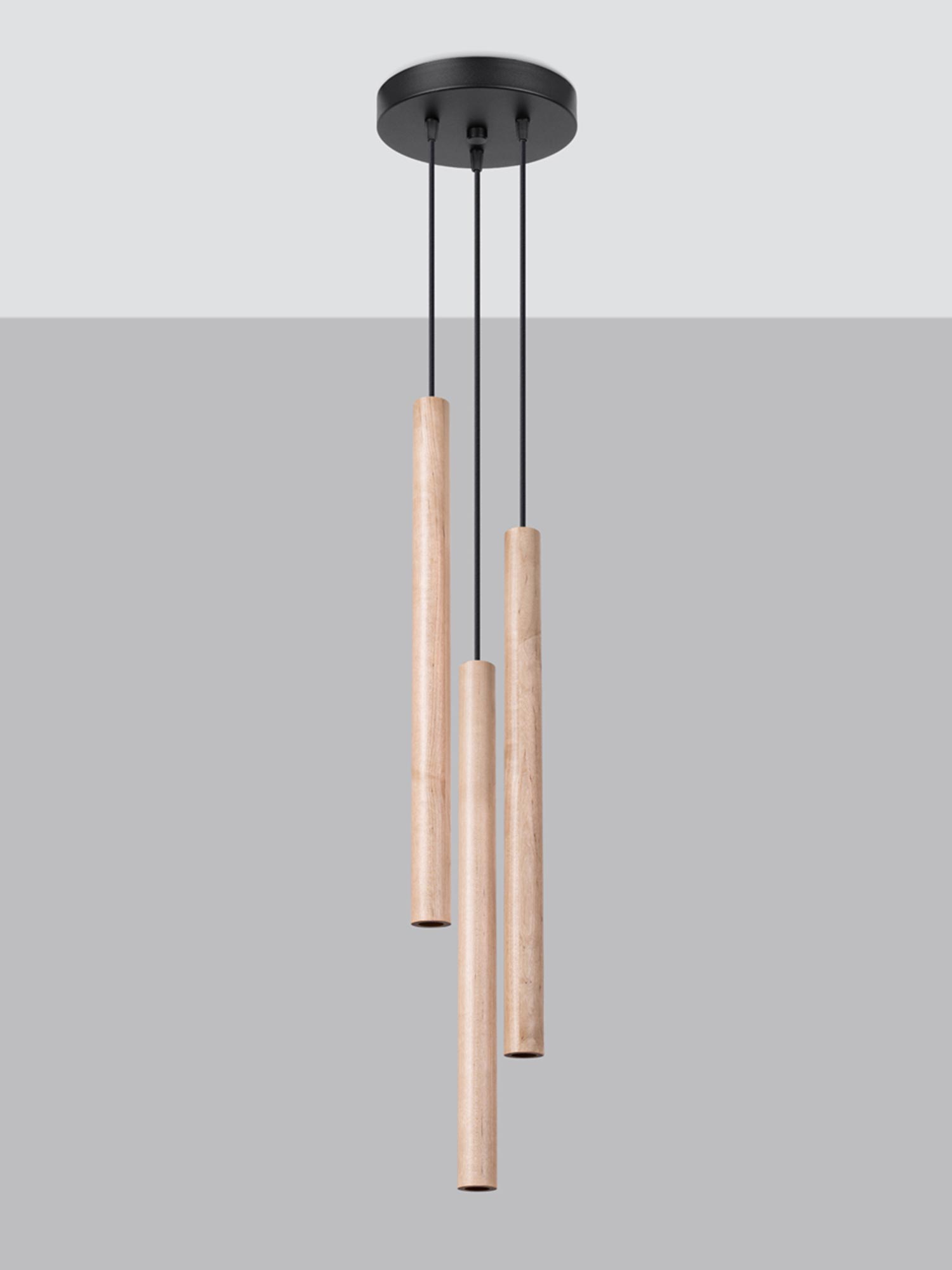 Drewniana lampa LED z trzema zwisami w nowoczesnym wnętrzu Drewniana lampa LED z trzema zwisami w nowoczesnym wnętrzu