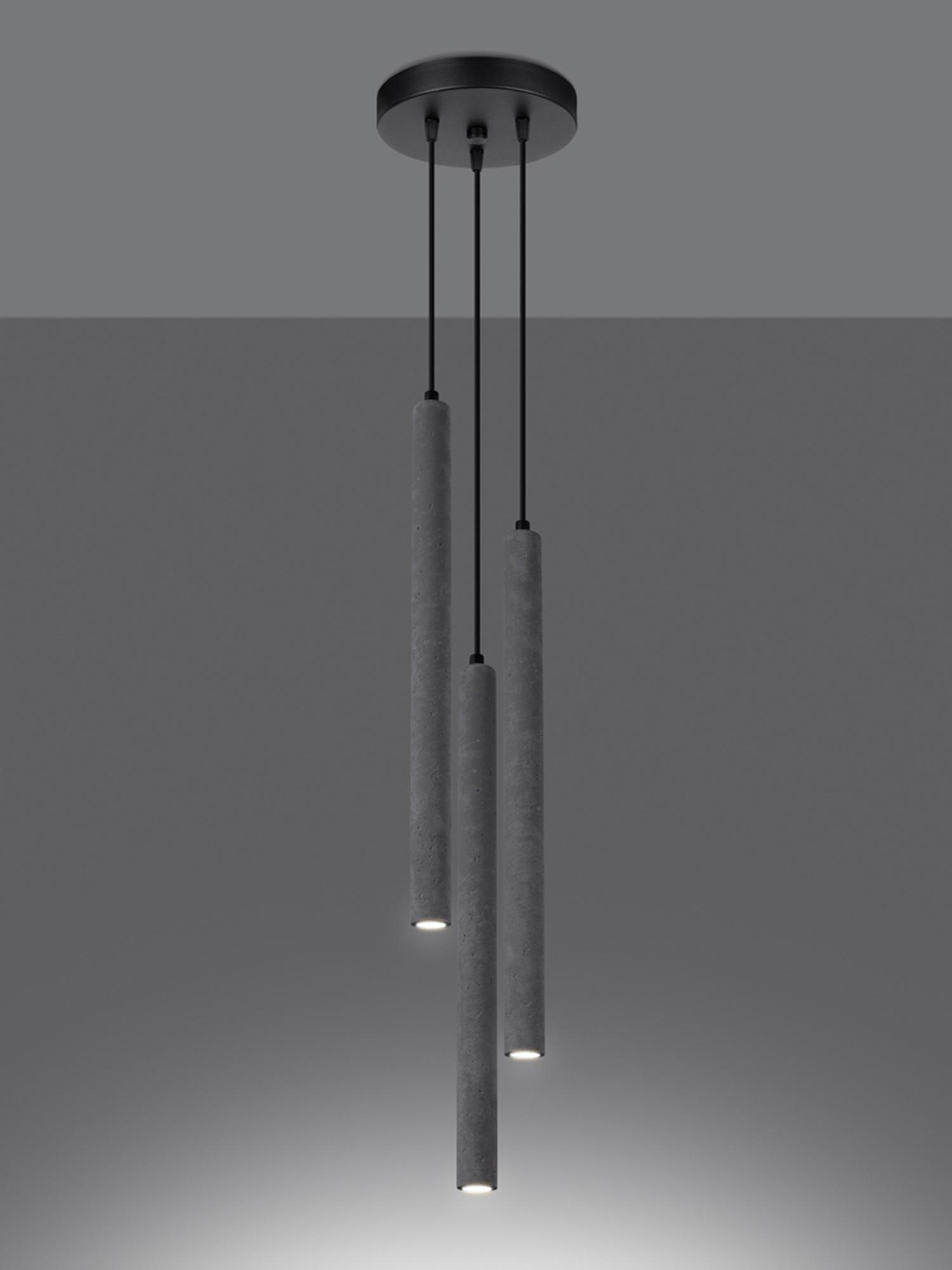 Trzy betonowe lampy LED w ciemnym wnętrzu, styl industrialny Trzy betonowe lampy LED w ciemnym wnętrzu, styl industrialny