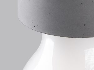 Miniaturka 3 - Zbliżenie na betonowy klosz lampy sufitowej