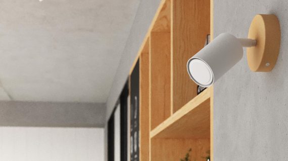 Miniaturka 6 - Półka z książkami i białym reflektorem zamocowanym do drewna