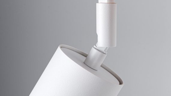 Miniaturka 3 - Zbliżenie na biały reflektor zamontowany na metalowej podstawie