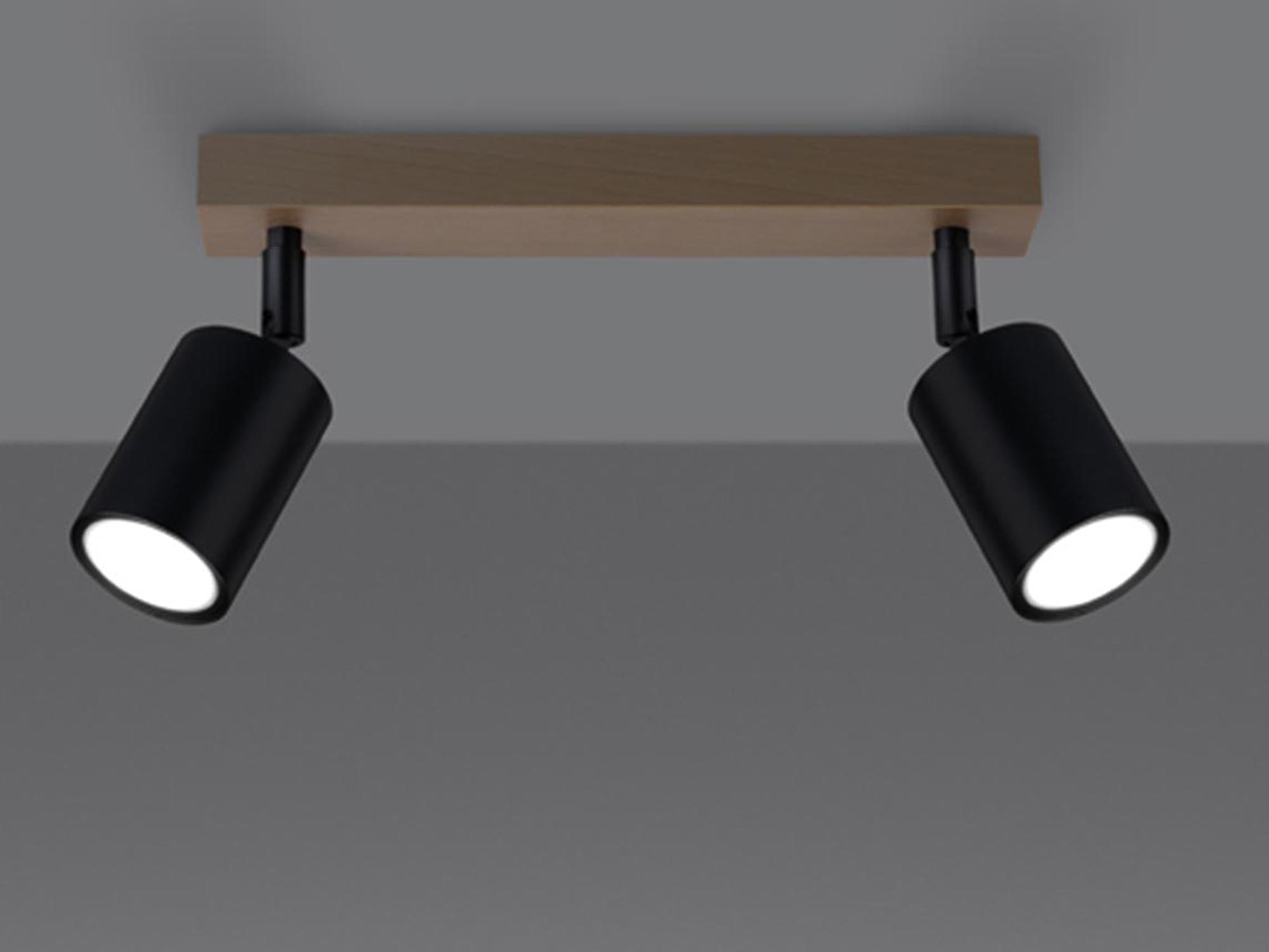 Lampa sufitowa z dwoma czarnymi reflektorami i drewnianą bazą