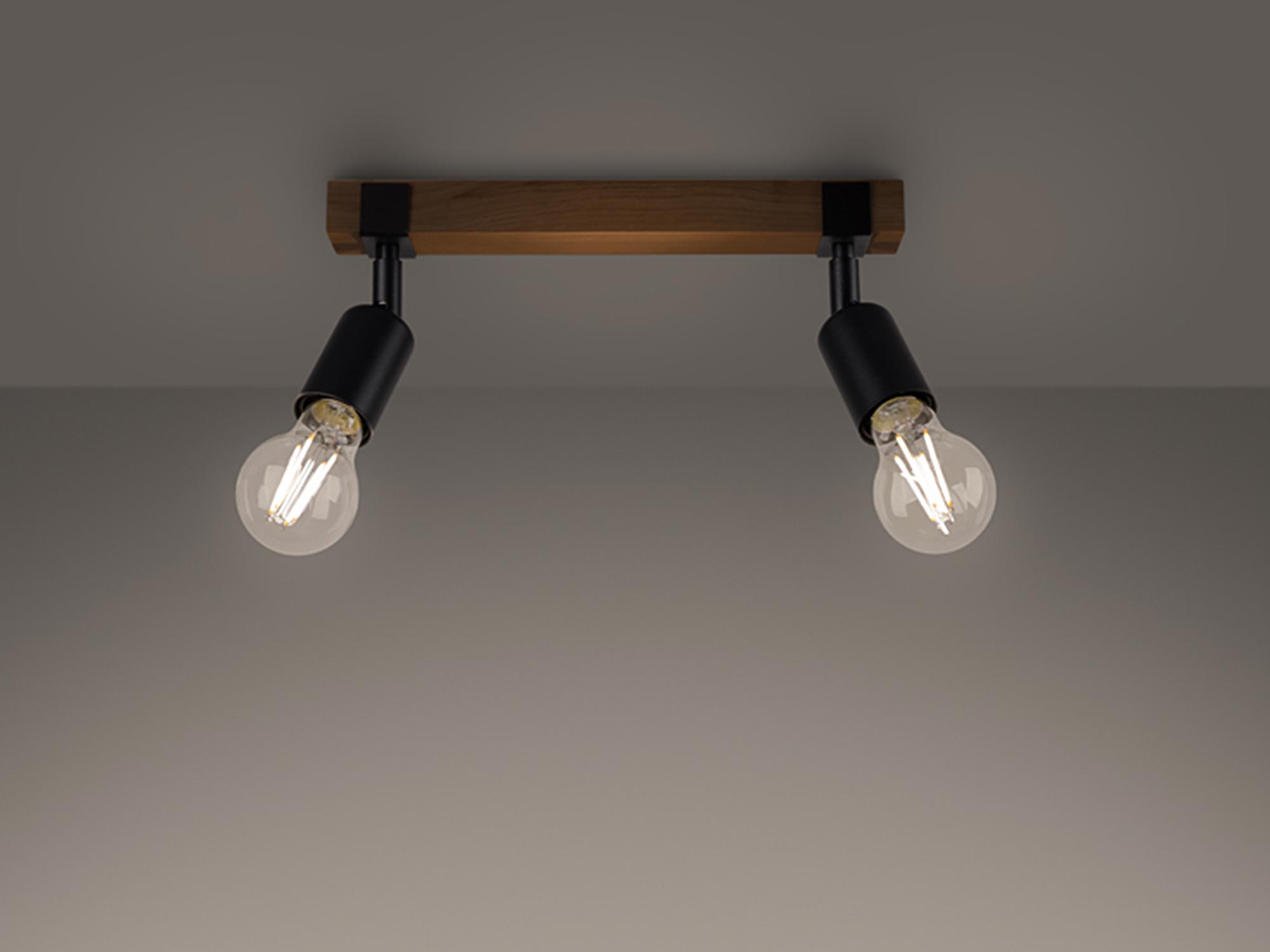 Drewniana listwa z dwoma czarnymi reflektorami i żarówkami LED Drewniana listwa z dwoma czarnymi reflektorami i żarówkami LED