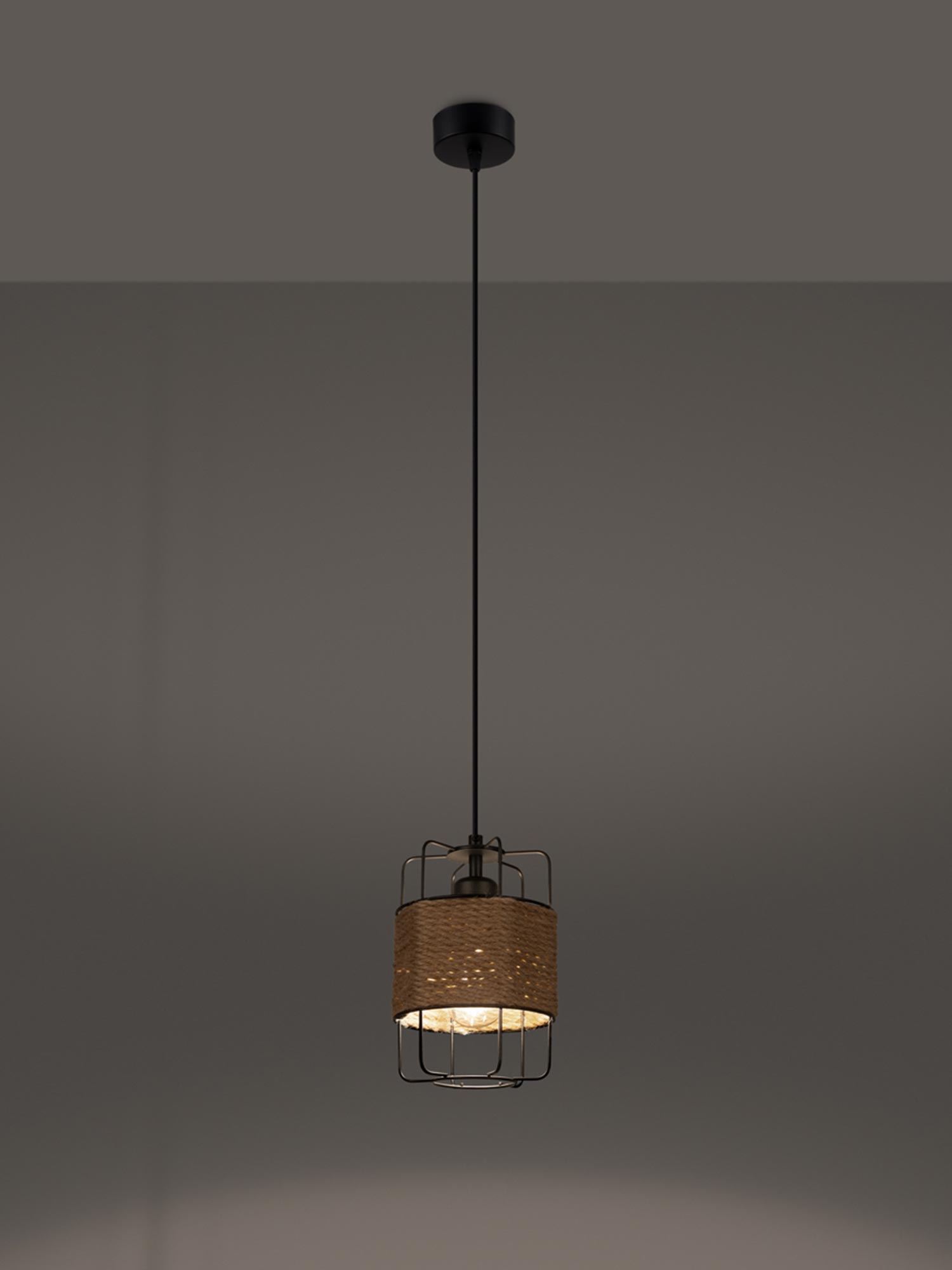 Lampa wisząca z plecionym kloszem w ciemnym, minimalistycznym wnętrzu Lampa wisząca z plecionym kloszem w ciemnym, minimalistycznym wnętrzu