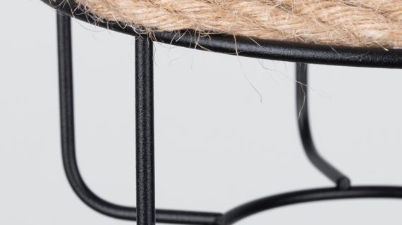 Miniaturka 4 - Zbliżenie na dolną część lampy z naturalnej liny i metalowego stelaża