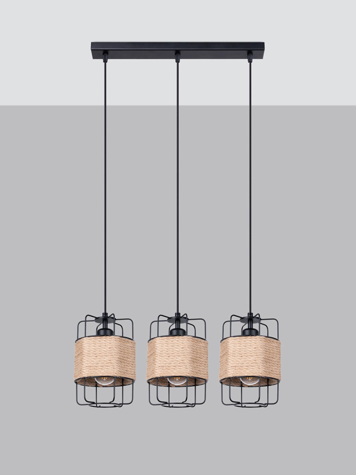 Czarny profil lampy wiszącej z naturalnym wykończeniem z liny Czarny profil lampy wiszącej z naturalnym wykończeniem z liny