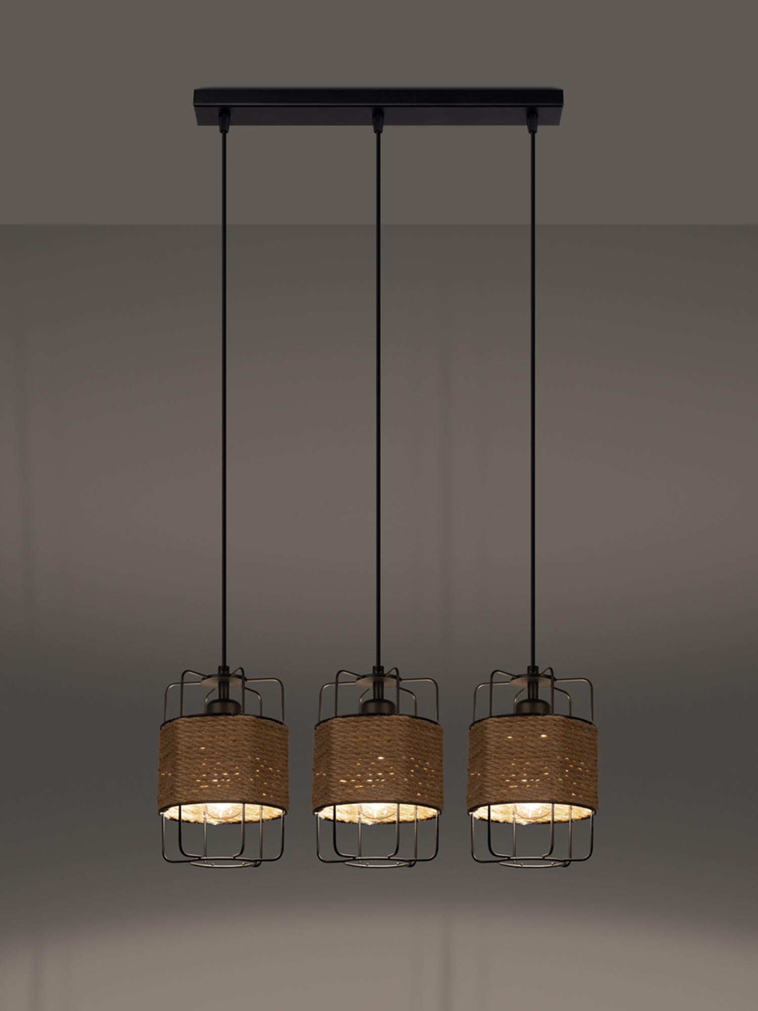 Trzy lampy z plecionym kloszem w wieczornym świetle Trzy lampy z plecionym kloszem w wieczornym świetle