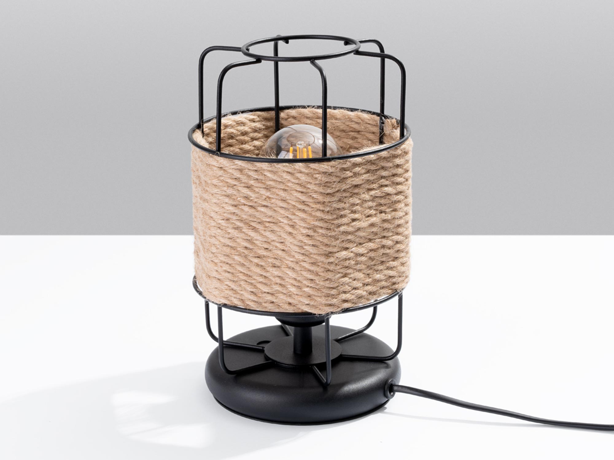 Lampa stołowa z plecionym kloszem i czarną podstawą Lampa stołowa z plecionym kloszem i czarną podstawą