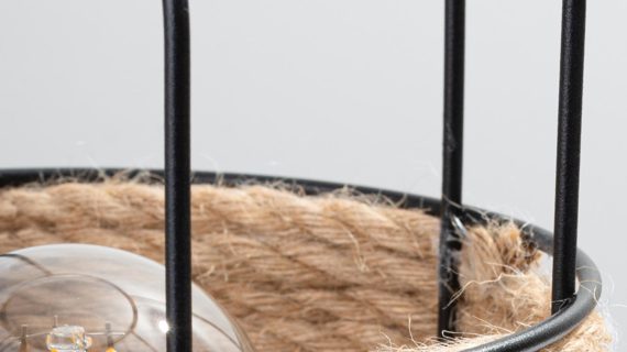 Miniaturka 3 - Zbliżenie na detal z czarnym metalowym stelażem i wikliną