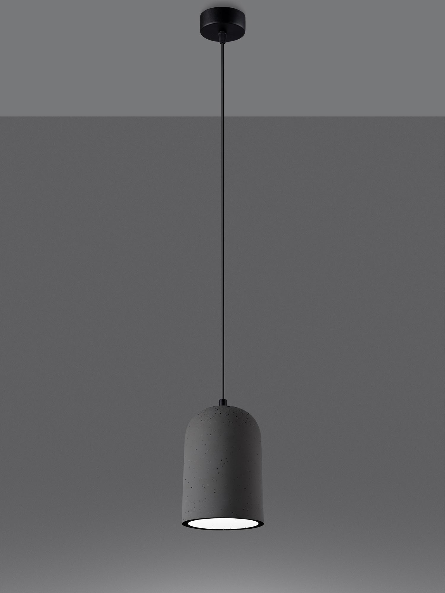 Szara betonowa lampa sufitowa zawieszona na czarnym kablu Szara betonowa lampa sufitowa zawieszona na czarnym kablu