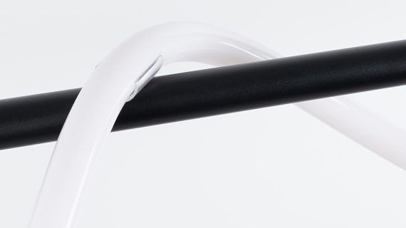 Miniaturka 4 - Czarno-biały detal nowoczesnej lampy LED o organicznym kształcie