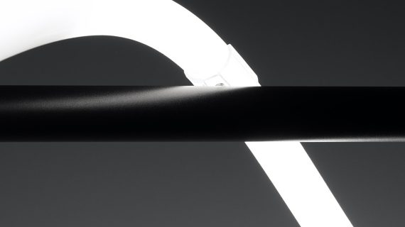 Miniaturka 5 - Połączenie białego światłowodu z czarną oprawą lampy LED