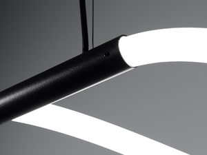 Miniaturka 7 - Zbliżenie powierzchni matowego czarnego profilu lampy LED