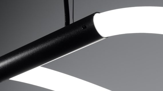 Miniaturka 7 - Zbliżenie powierzchni matowego czarnego profilu lampy LED