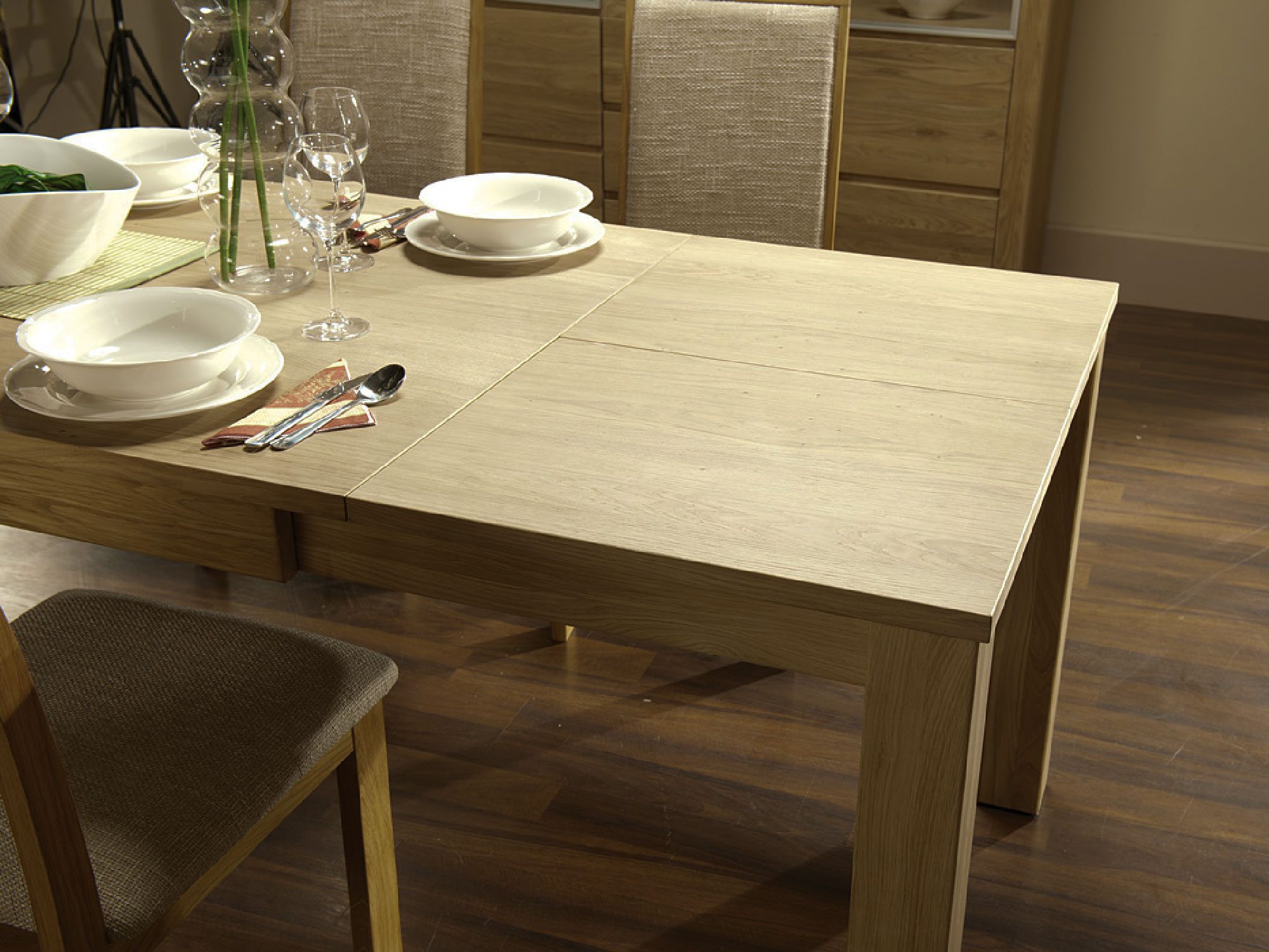 Klasyczna jadalnia z drewnianym stołem i kredensem