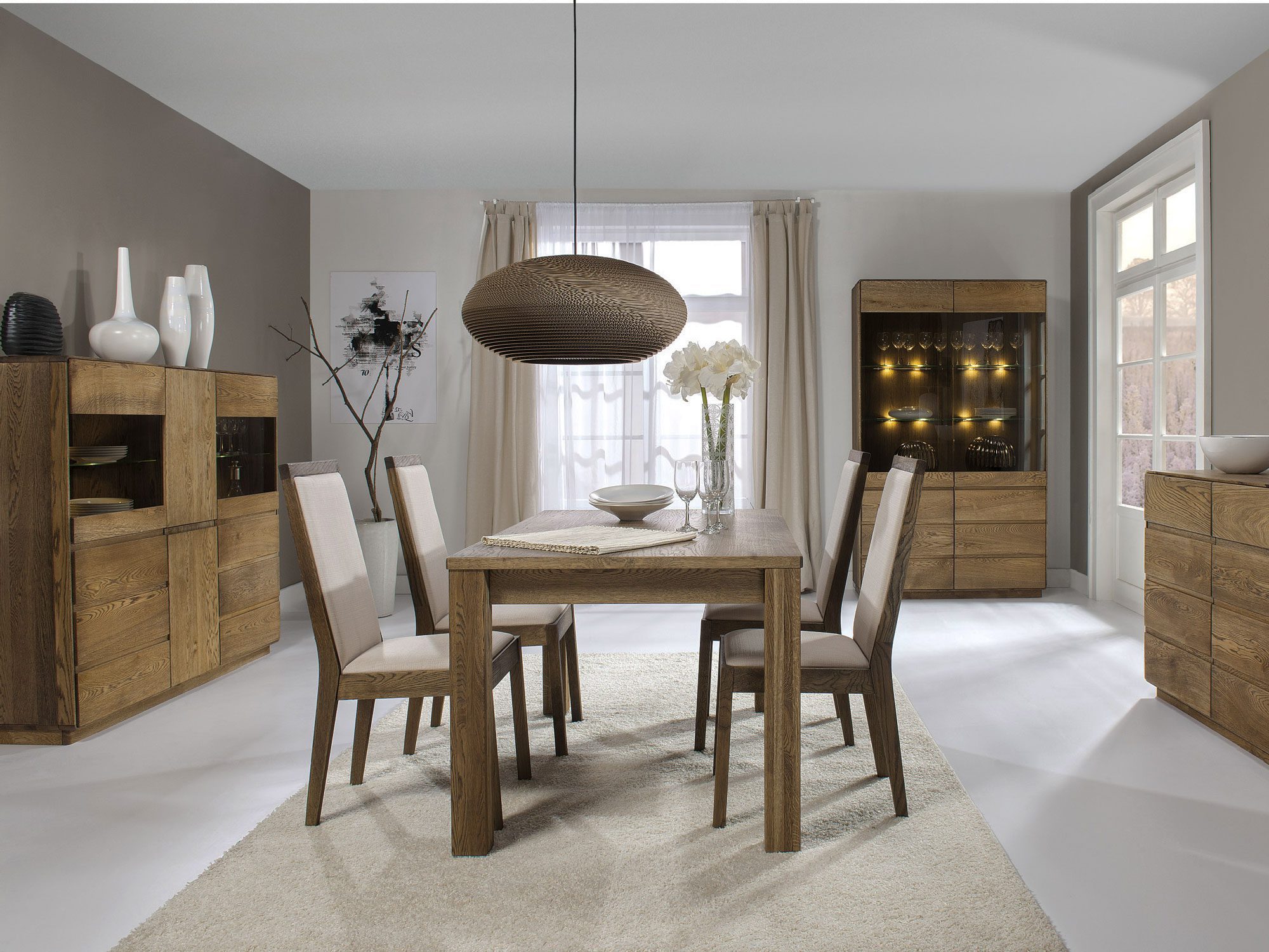 Klasyczna jadalnia z oświetleniem wiszącym i stołem z drewna