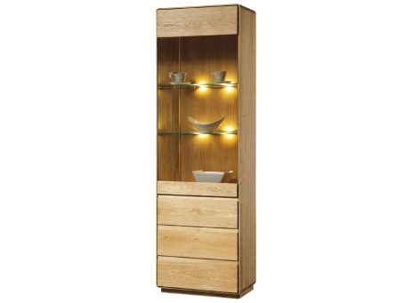 Wąska witryna z drewna z podświetleniem i miejscem na ekspozycję